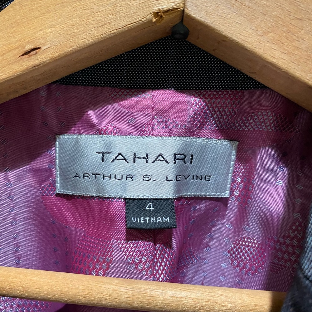 TAHARI Arthur S. Levine pinstripes 2 buttons Lined Blazer in VERY GOOD CONDITION